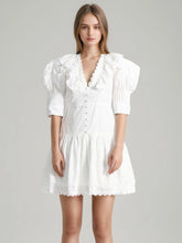 Mini-robe en dentelle à manches longues et col en V